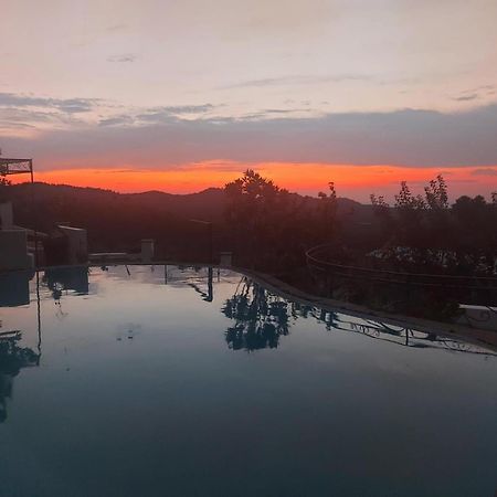 Turisalba Hotel Ishem Eksteriør billede